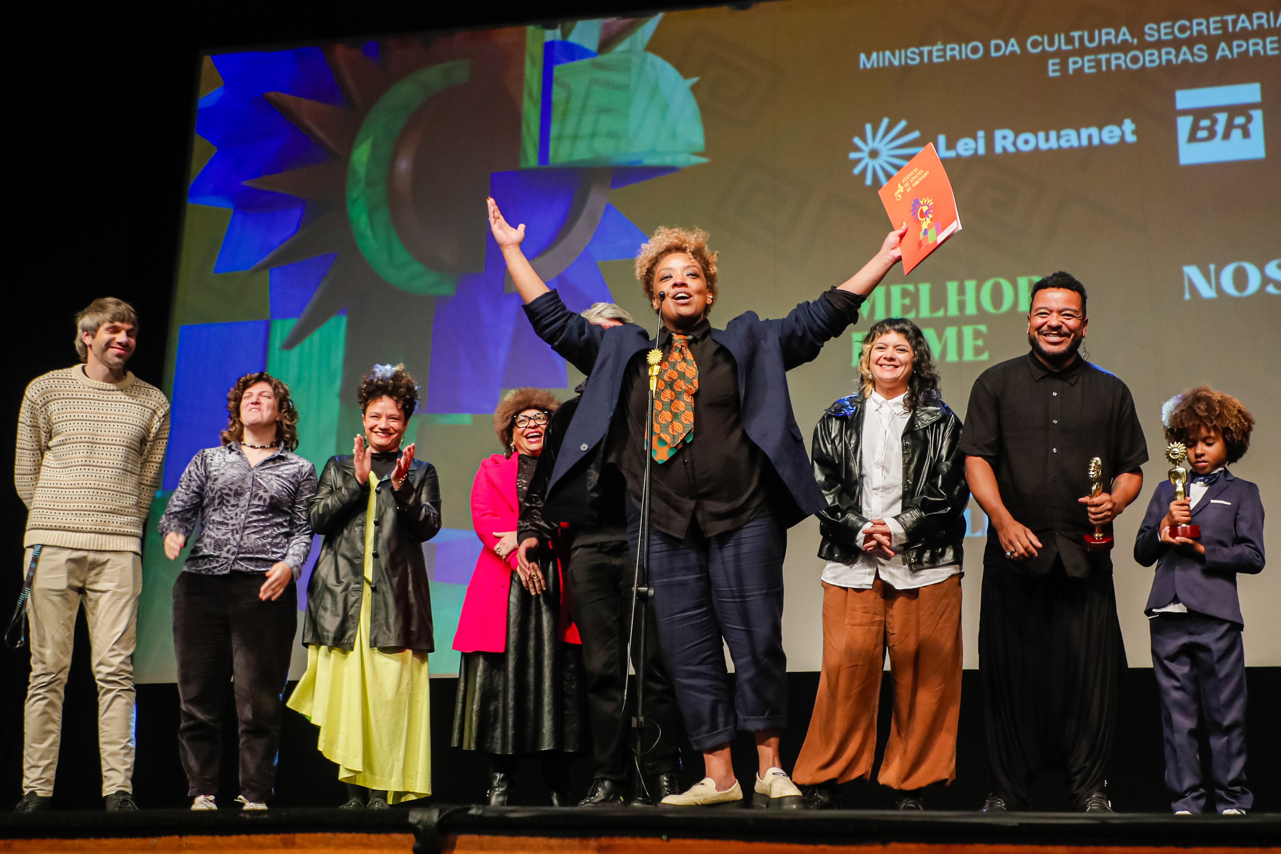 ‘Nosso segredo’, de Grace Passô, conquista Festival de Gramado; José Loreto e Lázaro Ramos recebem Kikitos - QTU Questões do Universo