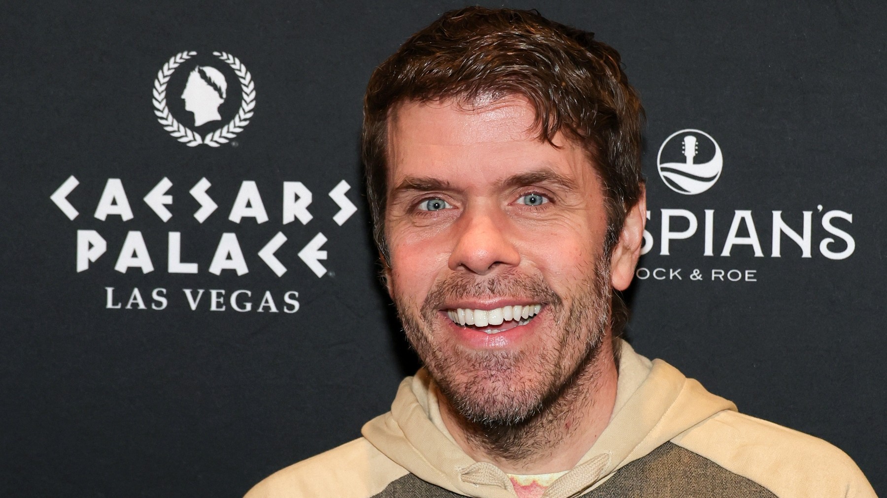 Quem é Perez Hilton, blogueiro que ficou famoso por bastidores de celebridades e gerou preocupação em live - QTU Questões do Universo