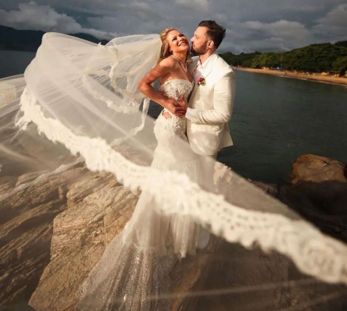 A apresentadora Jackeline Petkovic e o cantor Bruno Araújo se casaram em uma cerimônia à beira-mar no litoral paulista, em 2 de fevereiro