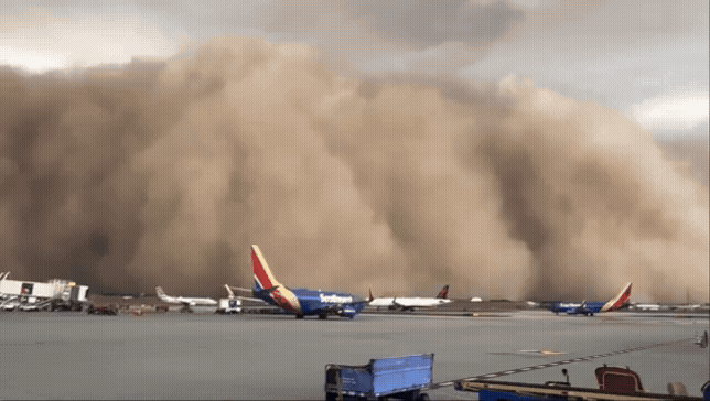 Parede de poeira 'engole' cidade nos EUA e provoca caos em aeroportos e rodovias; veja vídeo
