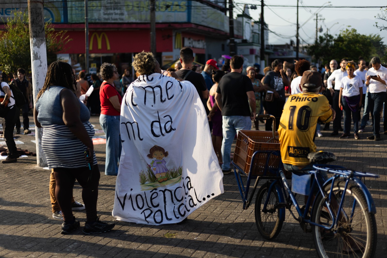 Protesto reuniu diversos moradores, entidades, políticos e movimentos sociais — Foto: Maria Isabel Olveira/Agência O Globo