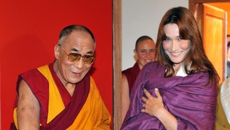 O líder espiritual tibetano, o Dalai Lama cumprimenta a primeira-dama da França, Carla Bruni-Sarkozy, durante a inauguração do templo budista Lerab Ling em Roqueredonde, sul da França. — Foto: AFP FOTO PASCAL GUYOT