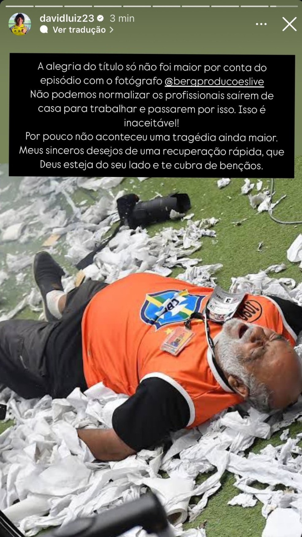 David Luiz presta solidariedade ao fotógrafo atingido por uma bomba na final da Copa do Brasil — Foto: Reprodução