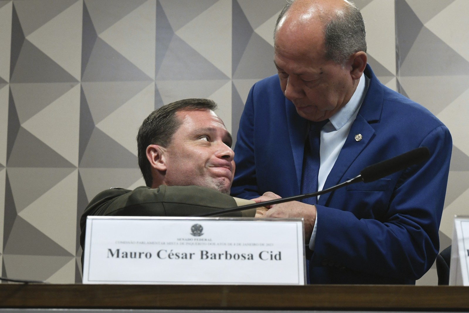 Deputado Coronel Chrisóstomo (PL-RO) cumprimenta o tenente-coronel Mauro César Barbosa Cid. — Foto: Edilson Rodrigues/Agência Senado