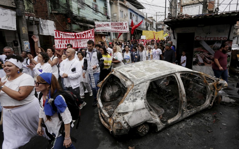 Manifestantes protestam contra a violência policial de megaoperação nos complexos da Penha e do Alemão — Foto: Marcelo Theobald/ Agência O Globo