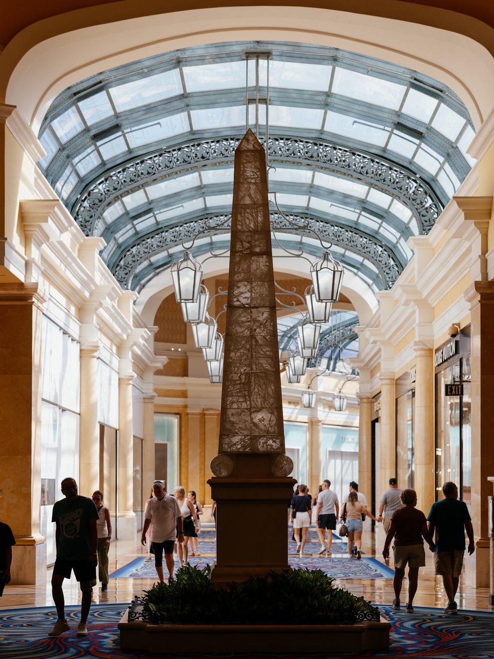 Visitantes caminham pelos corredores do shopping que funciona dentro do hotel Bellagio, em Las Vegas — Foto: Tag Christof/The New York Times