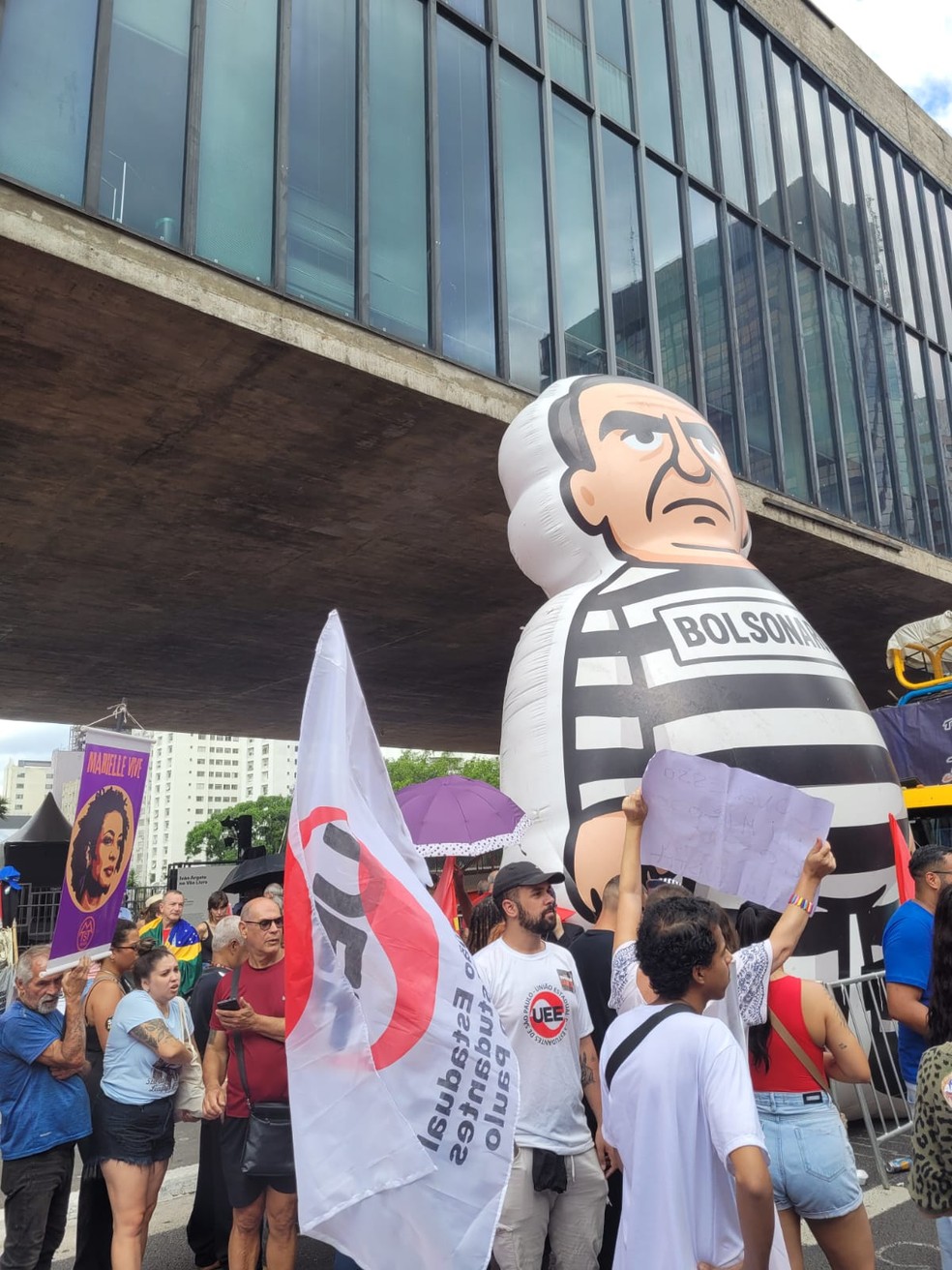 Bolsonaro inflatable doll wearing a prison uniform in São Paulo — Photo: Samuel Lima