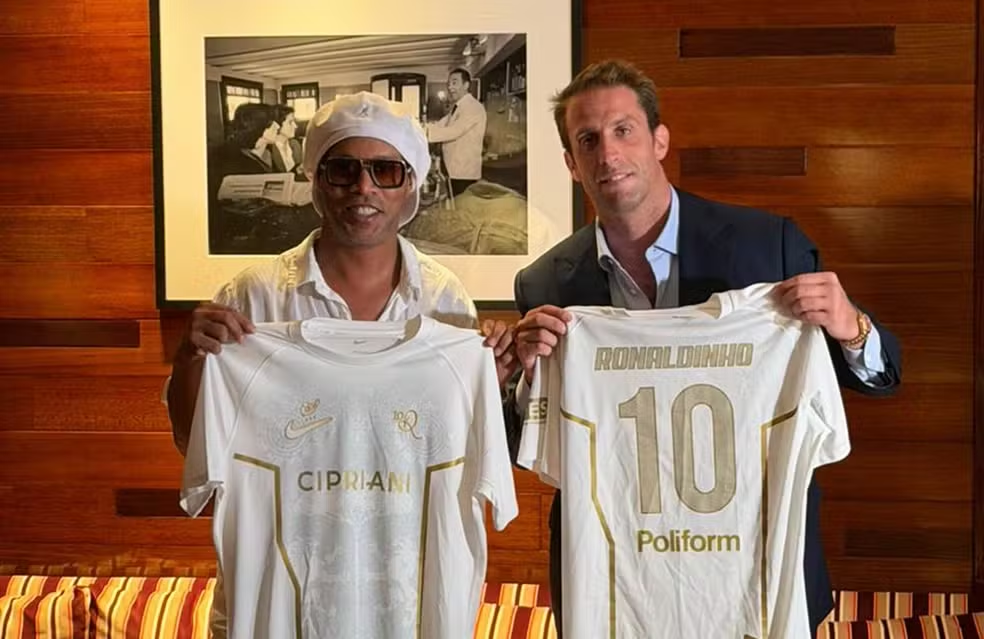 Ronaldinho Ga&uacute;cho posa ao lado do empres&aacute;rio Ignazio Cipriani exibindo a camisa do Ravenna, clube italiano da terceira divis&atilde;o que anunciou parceria com o ex-jogador em um projeto voltado para futebol, marketing e proje&ccedil;&atilde;o internacional &mdash; Foto: Reprodu&ccedil;&atilde;o/ge