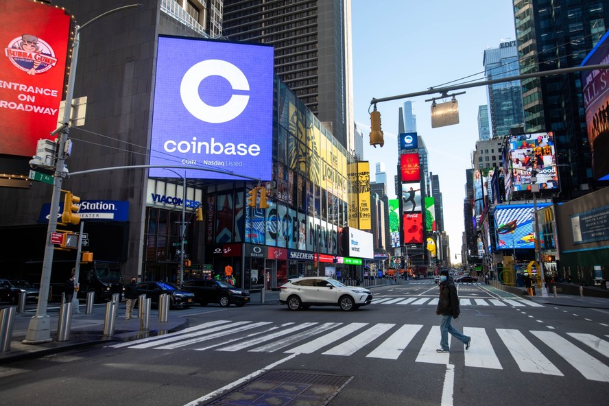Logotipo da Coinbase em Nova York: empresa é uma das maiores de cripto do mundo