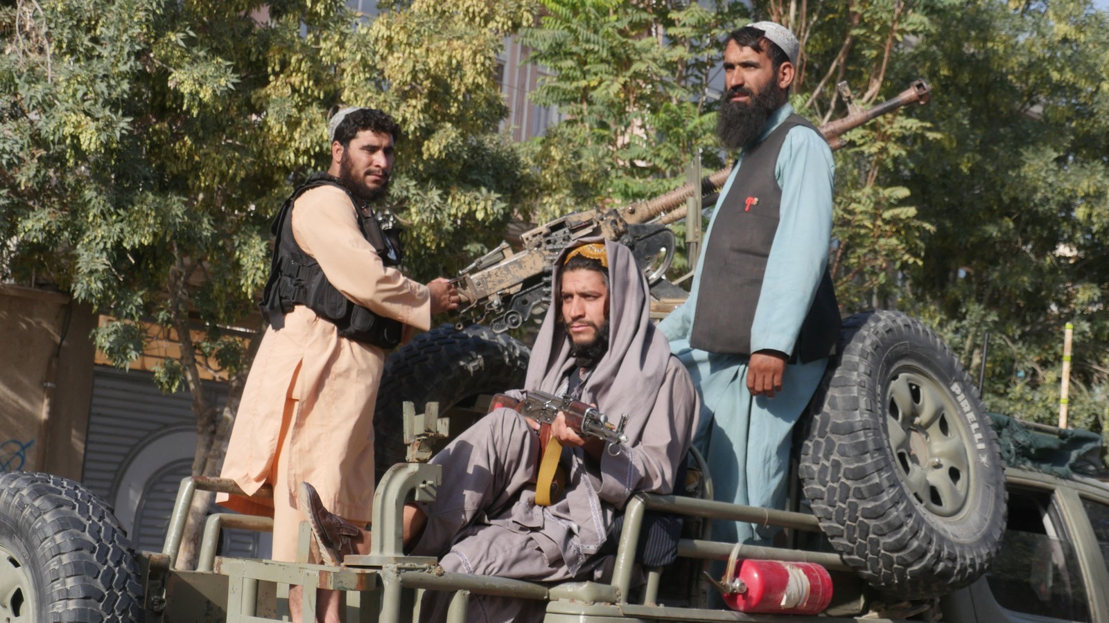 Combatentes do Talibã realizam uma inspeção 'casa em casa' em Hera, Afeganistão  — Foto: MOHSEN KARIMI / AFP