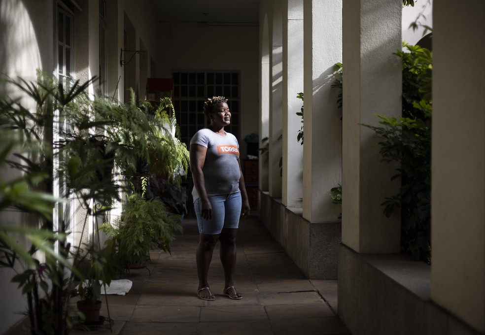 Bibiana conta que sofreu xenofobia dos próprios angolanos por ter buscado abrigo no Congo durante conflitos em seu país. — Foto: Maria Isabel Oliveira/O Globo