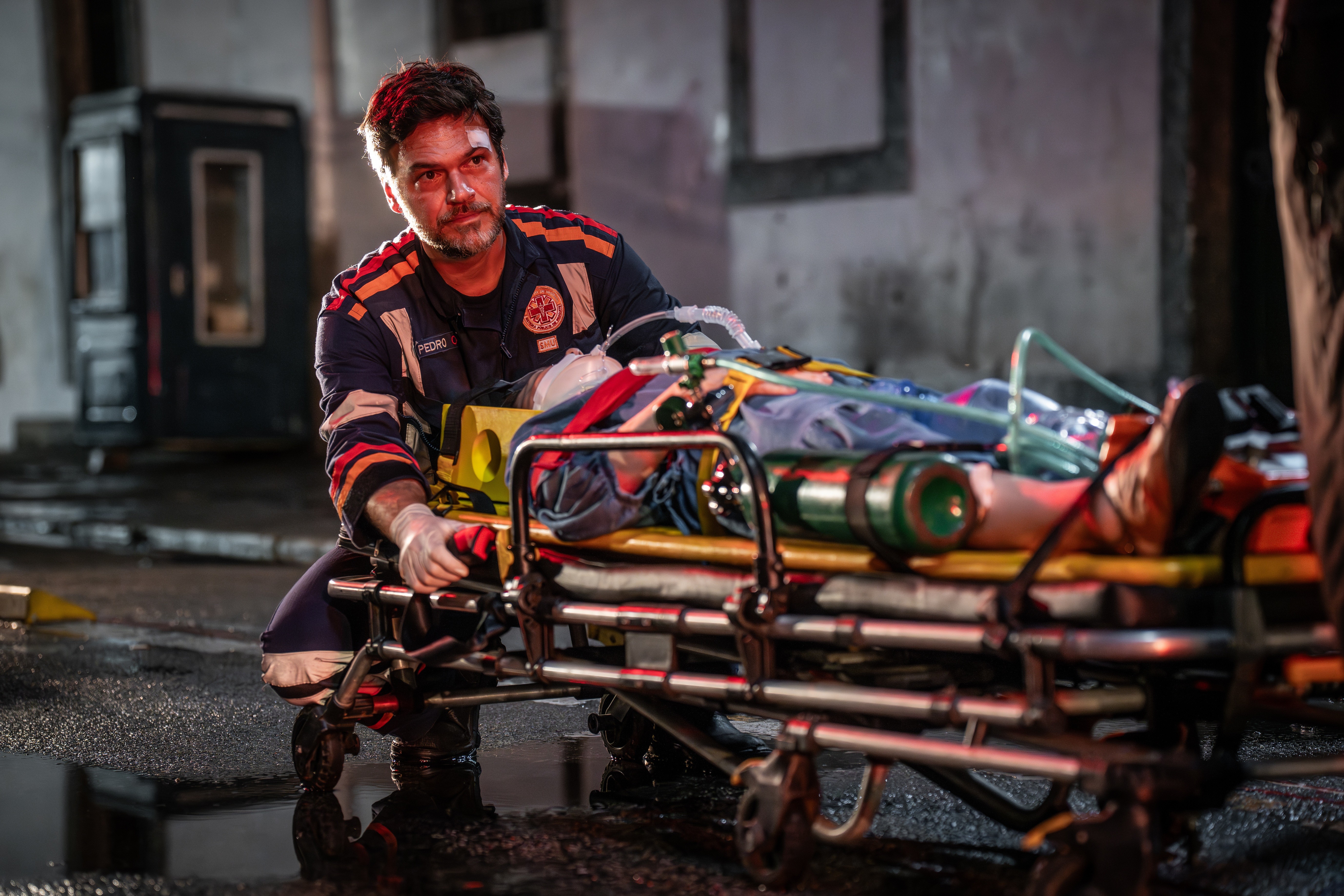 Emilio Dantas fala do papel de cirurgião com transtorno bipolar em 'Emergência 53', nova série médica do Globoplay
