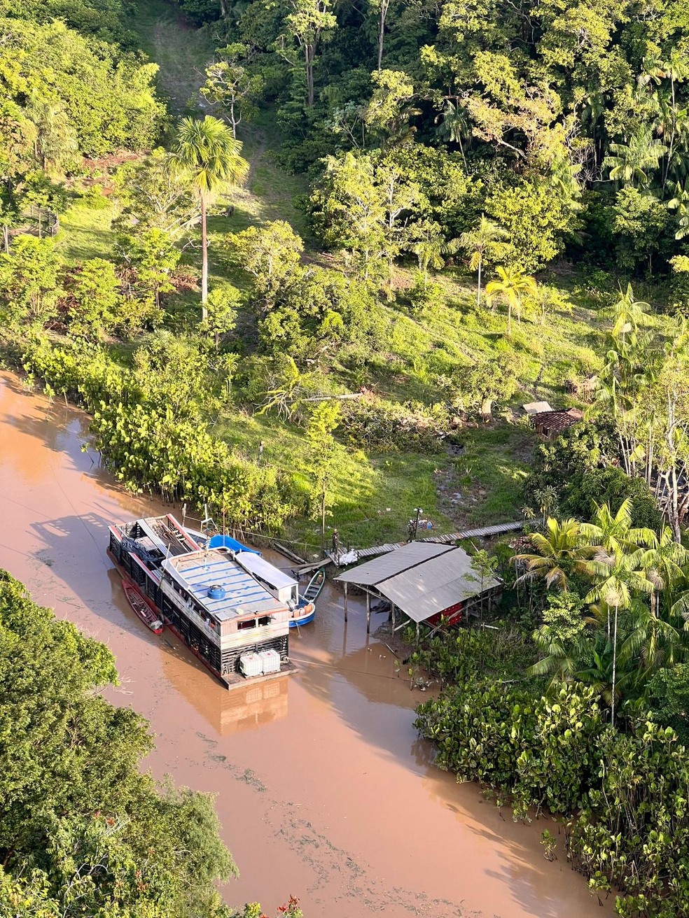 Embarcação artesanal levaria drogas à Europa — Foto: Divulgação/FAB