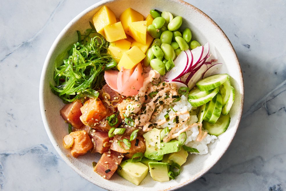 Poke com manga — Foto: Christopher Testani/The New York Times