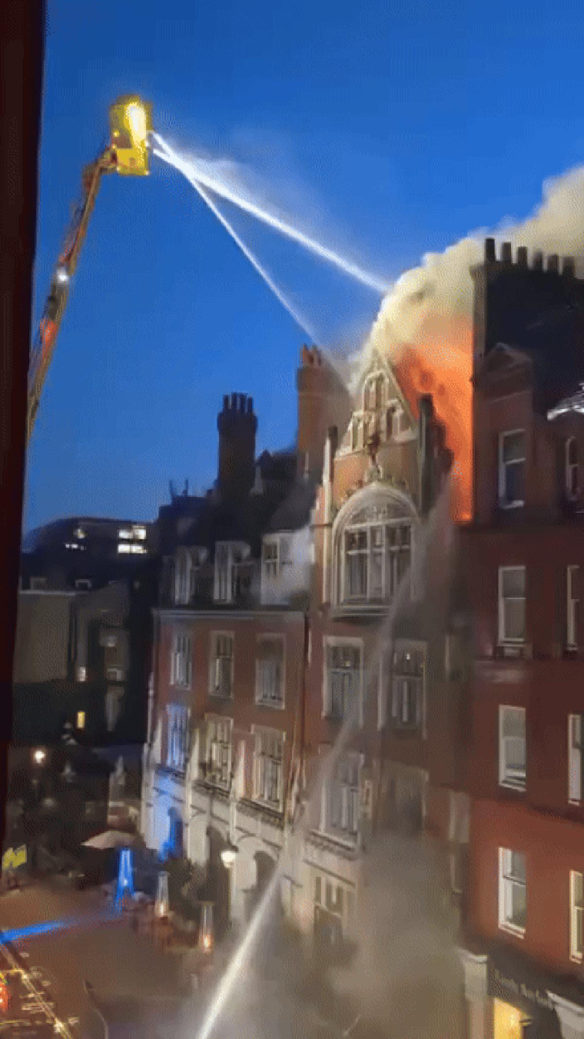 Incêndio em Hotel de Luxo em Londres: Mais de 100 Pessoas Evacuadas