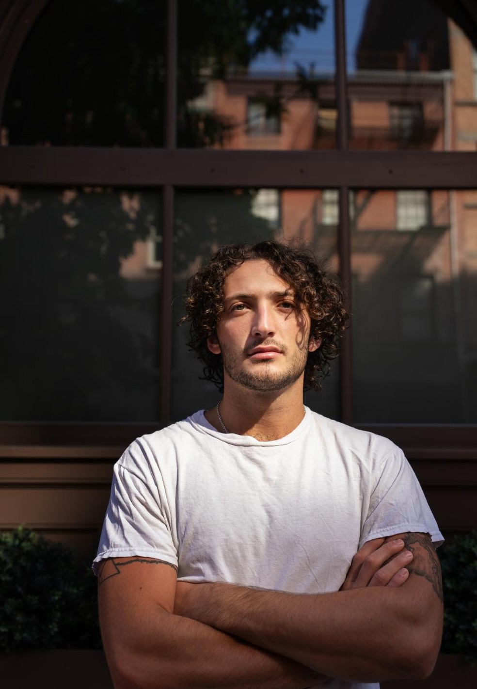 Nathaniel Katz, 21, que aos 13 anos consumiu cannabis o dia todo, todos os dias, alternando entre baseados e vapes, em Manhattan, 16 de setembro de 2024. A cannabis, agora legal em grande parte do país, é comumente considerada não viciante e segura — mas, para alguns usuários, essas suposições são perigosamente erradas. — Foto: Todd Heisler/The New York Times
