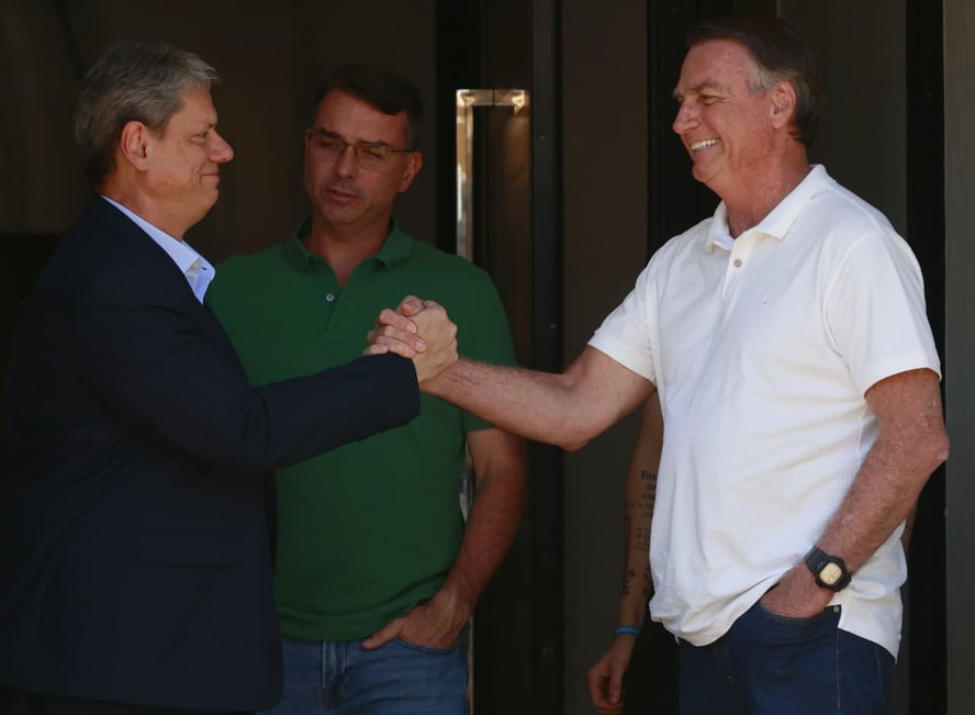 Tarcísio visita Bolsonaro pela primeira vez após condenação