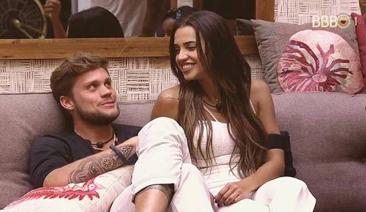 Por fim, Breno terminou o 'BBB' 18 com Paula. Os dois mantiveram o relacionamento depois do final do programa e estão juntos até hoje. Eles são pais de um menino e a mineira está grávida do segundo filho do casal — Foto: Reprodução/Globo