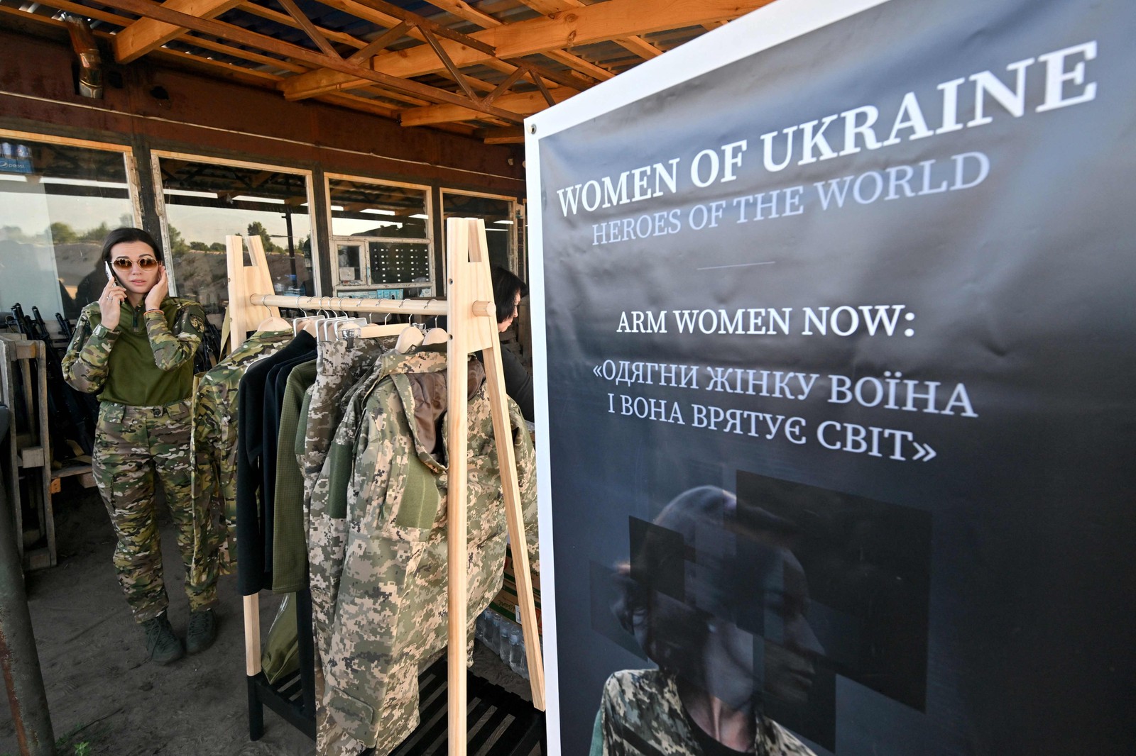 Evento "Uniform matters" apresenta roupas militares para mulheres nos arredores de Kiev — Foto: Sergei SUPINSKY / AFP