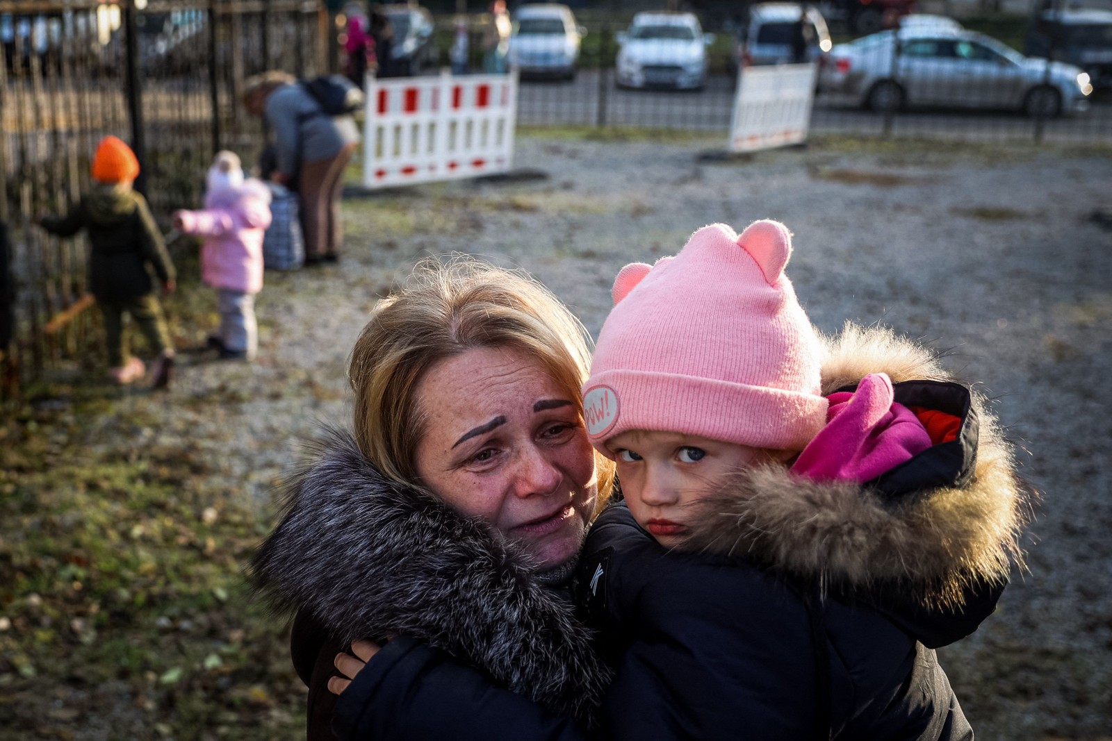 Svetlana Titova, 52, abraça sua neta ao chegar da cidade russa de Berdyansk, em um centro de ajuda humanitária na cidade ucraniana central de Zaporizhzhia — Foto: ANATOLII STEPANOV/AFP