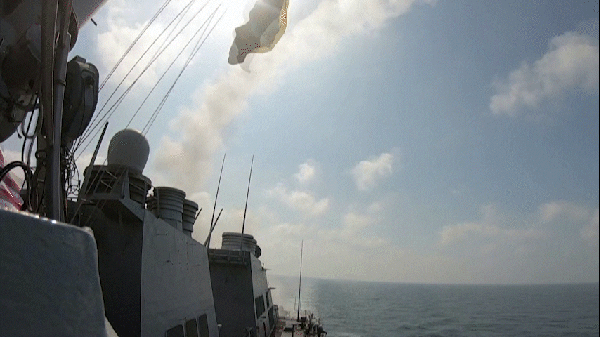 Imagens compartilhadas pelo Comando Central dos EUA mostram um navio da Marinha dos EUA lançando mísseis Tomahawk em direção ao Irã — Foto: Comando Central dos EUA