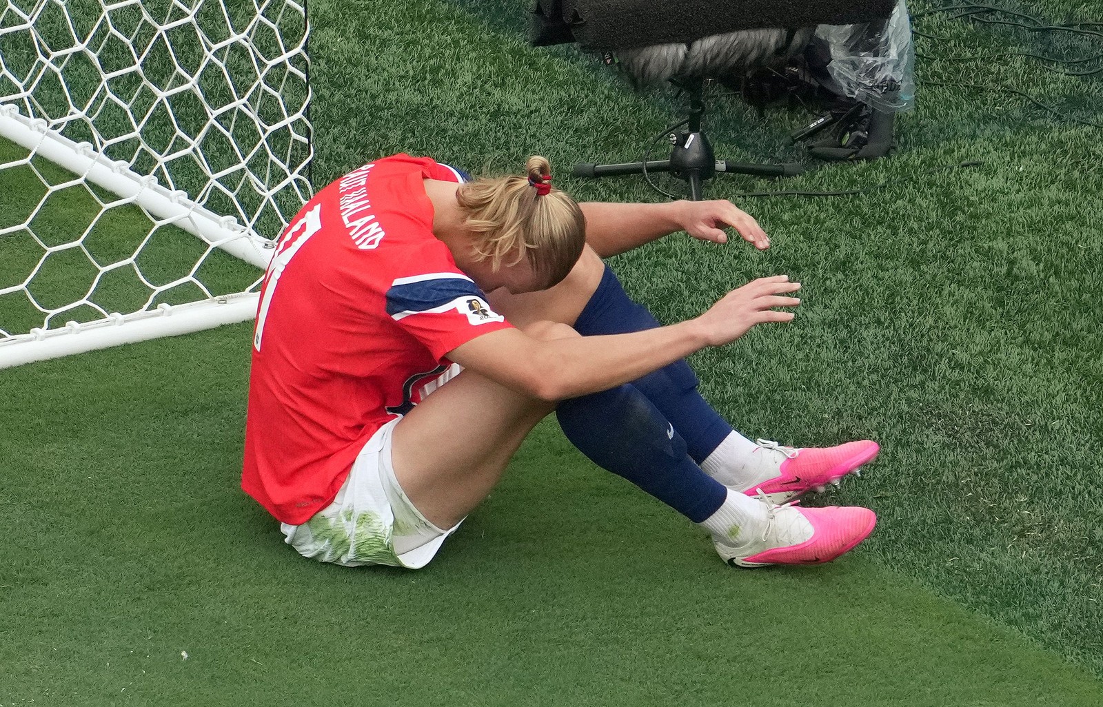 Haaland reage após perder oportunidade de gol — Foto: TIMOTHY A. CLARY / AFP