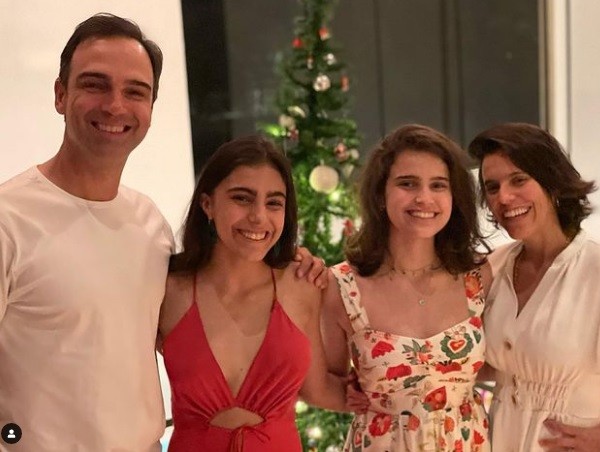 Tadeu Schmidt, as filhas Laura e Valentina e a mulher, Ana Cristina Schmidt — Foto: Reprodução/Instagram