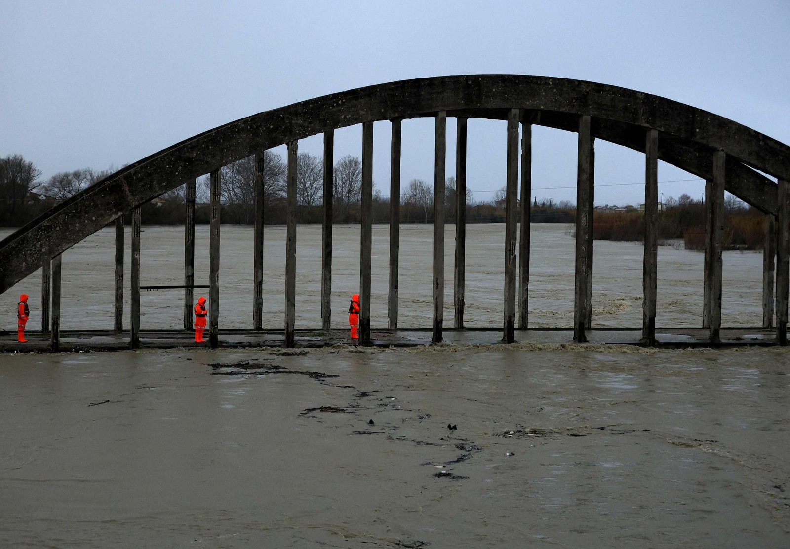 Mihallaq Qirjo, da ONG Environmental Resource Centre, afirmou que o problema da má gestão dos rios já era antigo — Foto: Adnan Beci/AFP