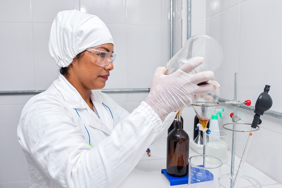 Fábrica de óleos da Aprocamp receberá dois técnicos em química para o processamento de óleos — Foto: Divulgação/Natura