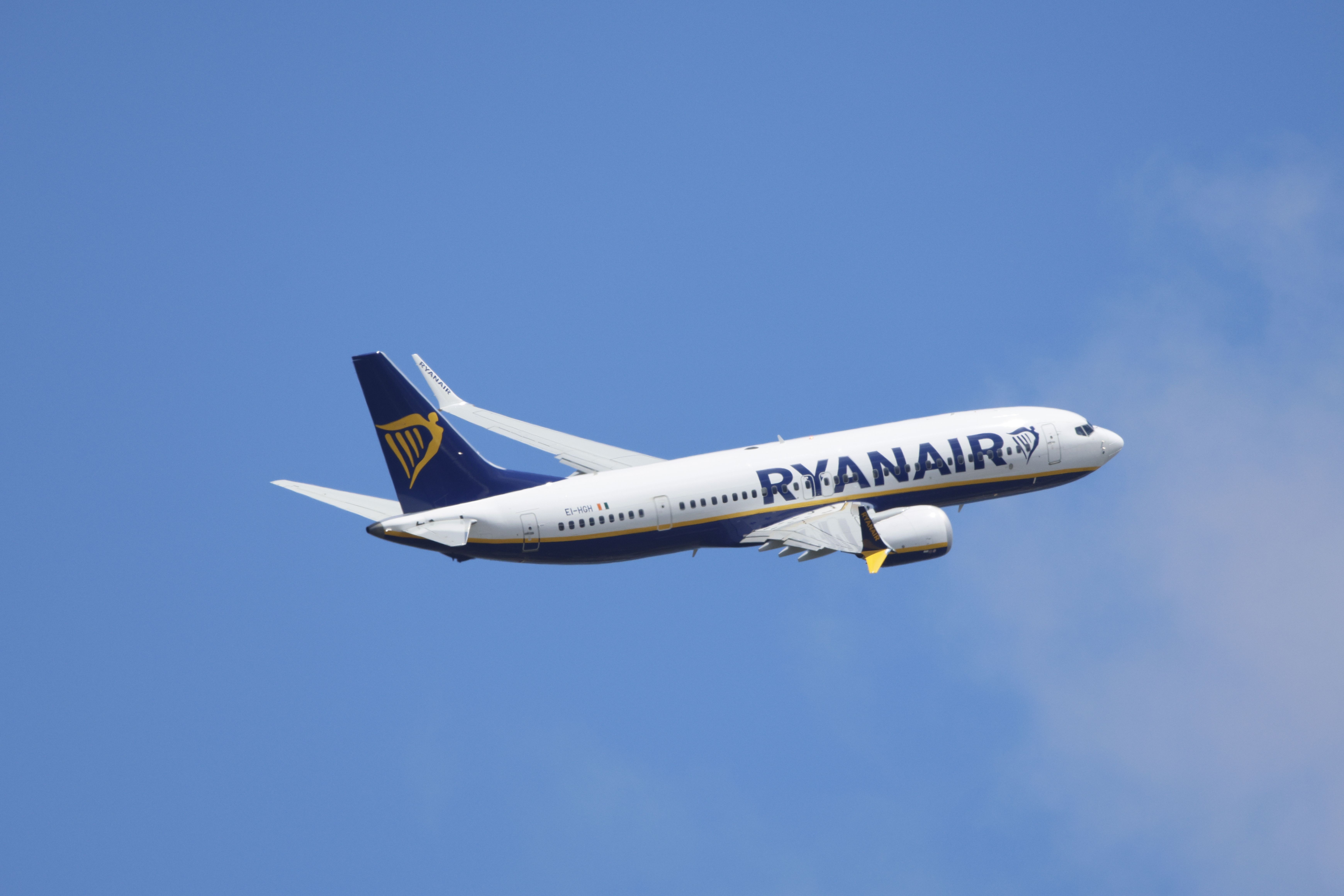 Janela de avião se solta e passageiro fica à deriva em voo da Ryanair