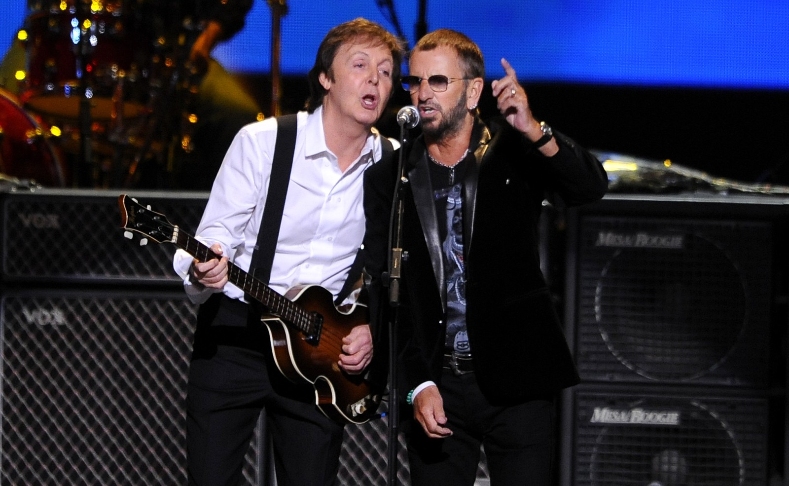 Reencontro: Paul McCartney e Ringo Starr se apresentam no Change Begins Within Concert, em Nova York, em 2009 — Foto: AP Photo/Stephen Chernin, Arquivo