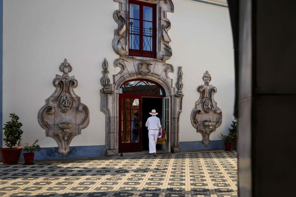 Um visitante entra no Hotel Vermelho, propriedade do designer francês Christian Louboutin, uma das primeiras figuras internacionais a descobrir a região, em Melides, sudoeste de Portugal — Foto: Patricia de Melo Moreira / AFP
