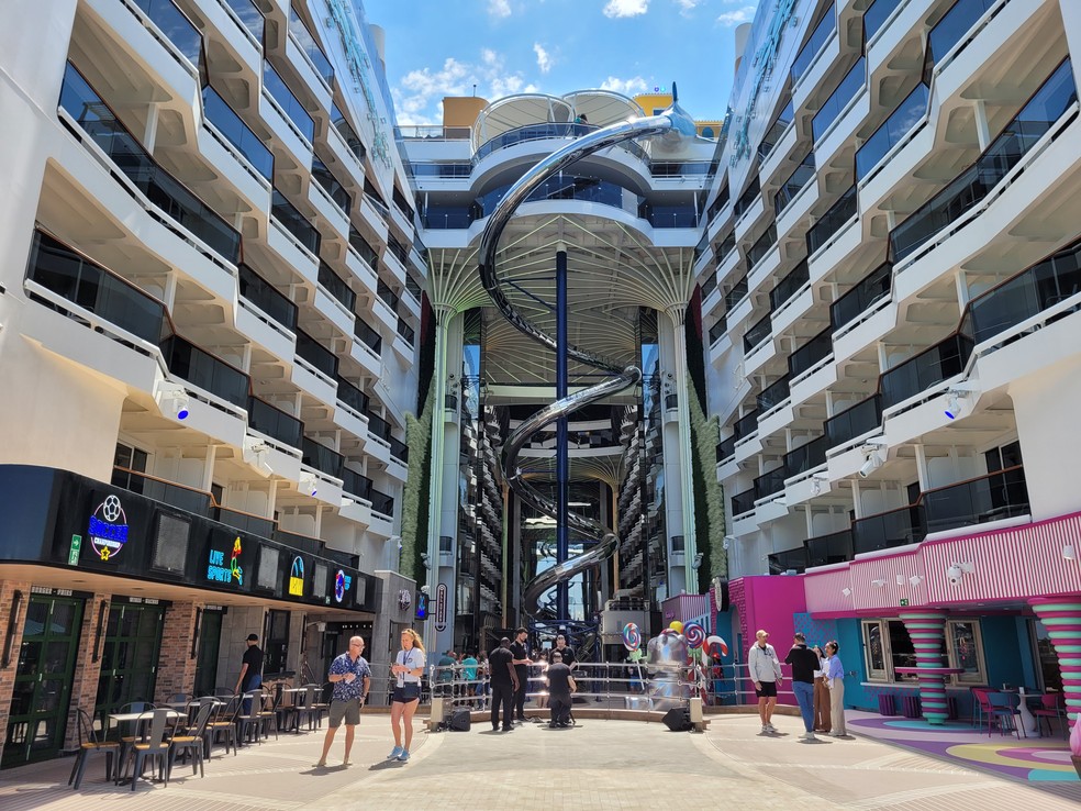 O calçadão ao ar livre do World Promenade, um dos'distritos' do navio de cruzeiros MSC World America — Foto: Eduardo Maia / O Globo