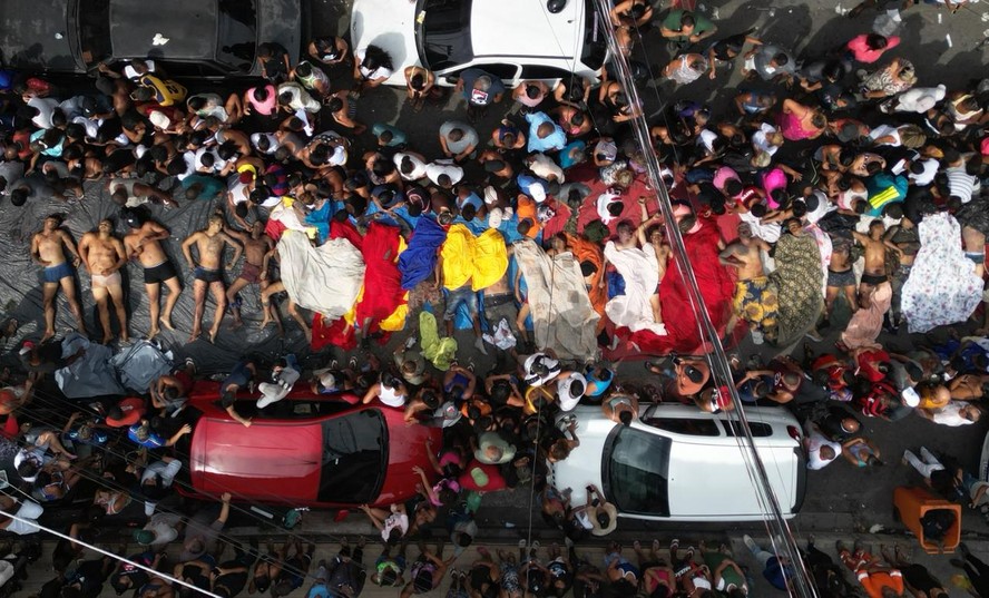 Corpos encontrados por moradores na Penha são transportados ao IML onde passarão por necropsia