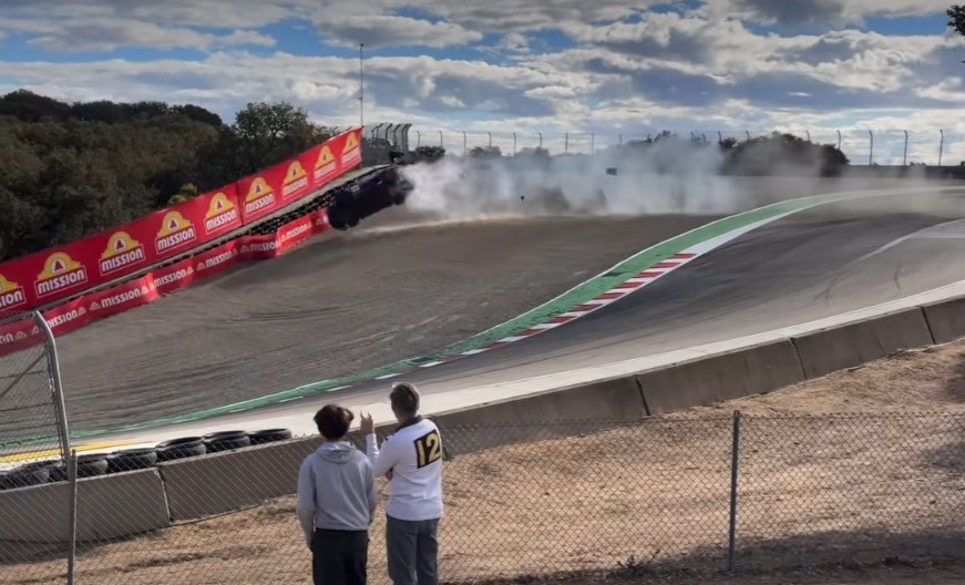 Piloto de Porsche sobrevive a acidente impressionante em Laguna Seca