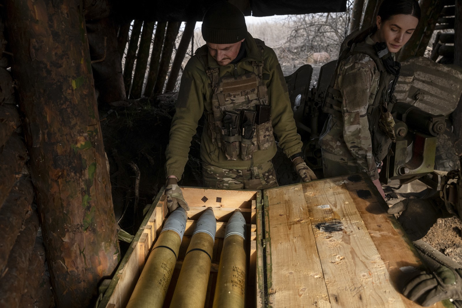 Soldados ucranianos preparam munição em abril de 2024, quando ajuda americana à Ucrânia estava paralisada — Foto: Nicole Tung/The New York Times