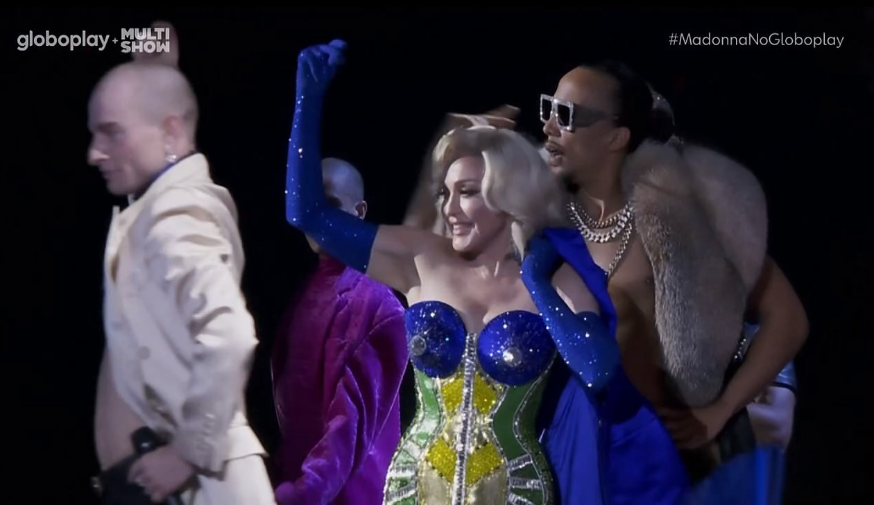 Madonna usa vestido com cores da bandeira do Brasil em show em Copacabana — Foto: Reprodução/Globoplay