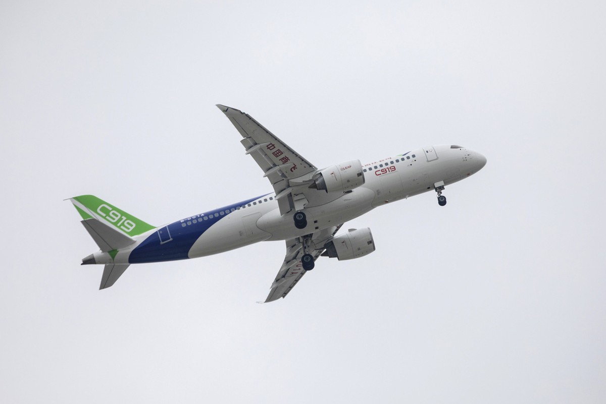 Conheça o avião chinês que vai concorrer com os jatos de boeing e airbus