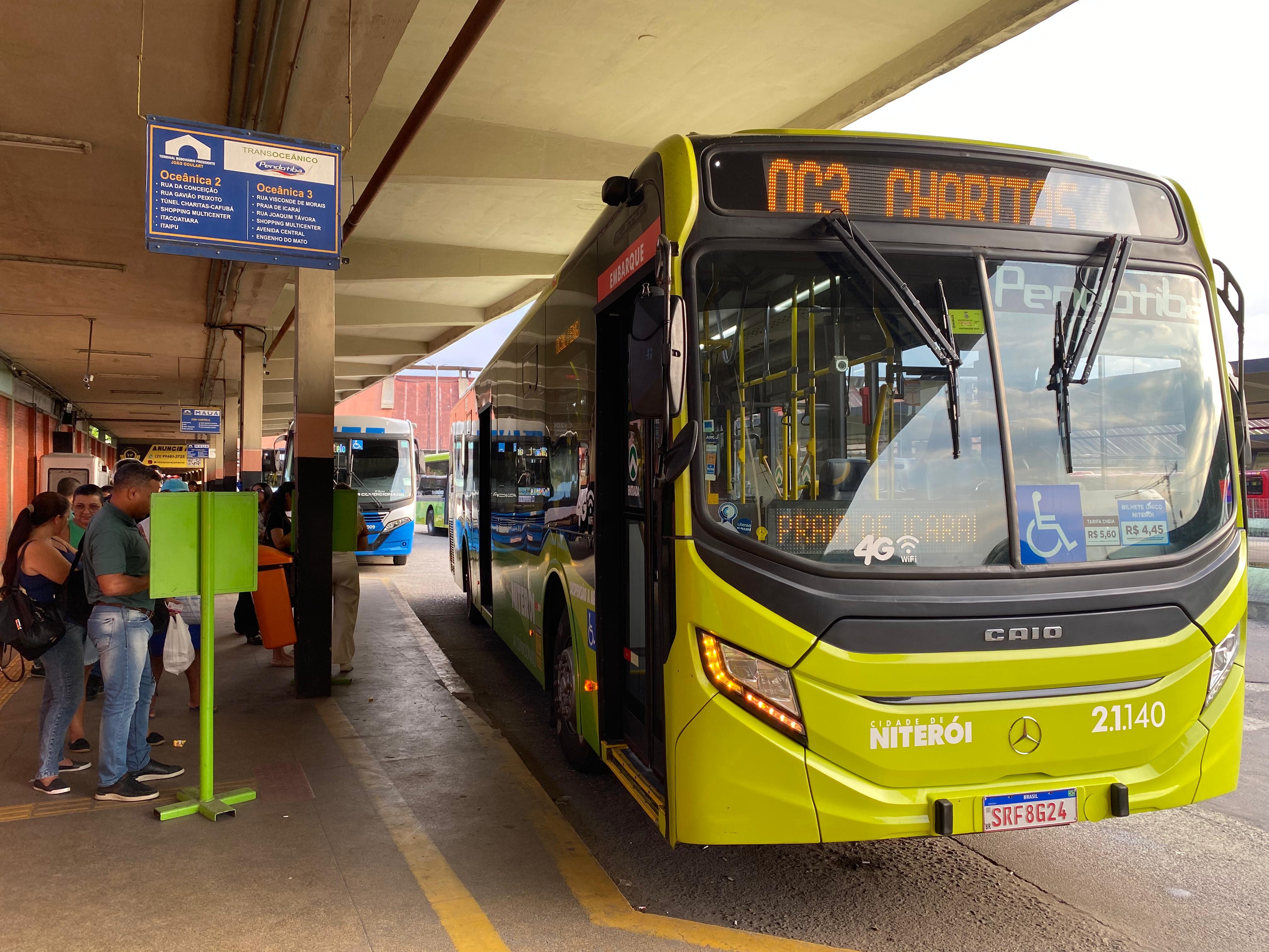 Acordo milionário não impede redução de frota de ônibus em Niterói; passageiros reclamam de superlotação e longos intervalos
