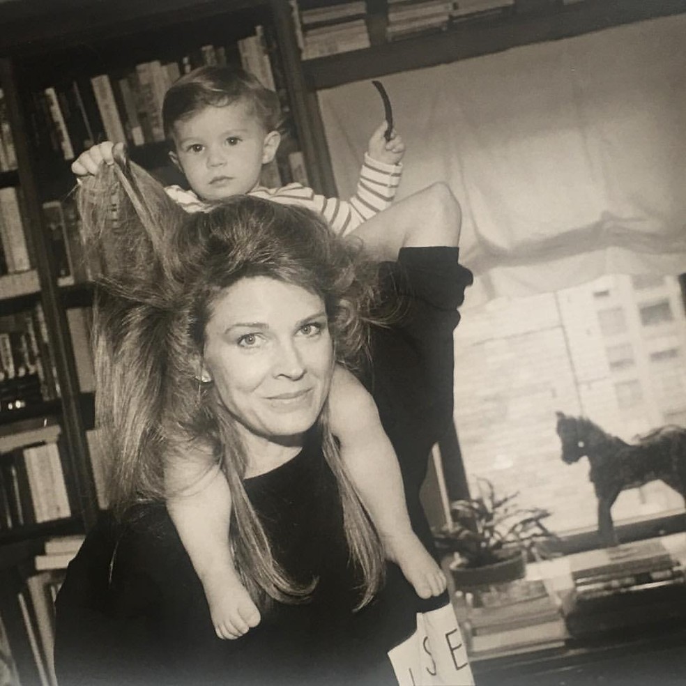 Chloe Malle, na infância, no ombro da mãe, a atriz Candice Bergen — Foto: Reprodução/Instagram