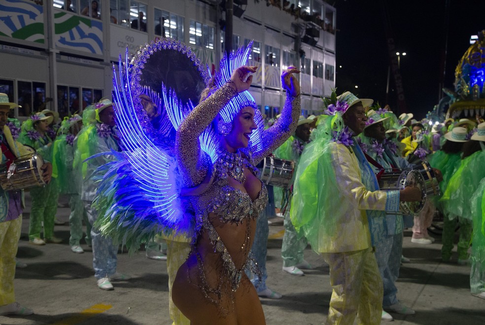Paolla Oliveira em seu último desfile à frente da bateria da Grande Rio — Foto: Domingos Peixoto/Agência O Globo