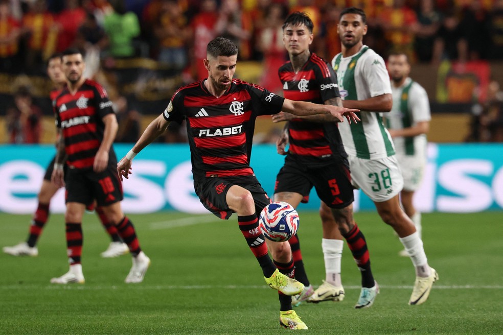 Jorginho em sua estreia pelo Flamengo, contra o Espérance, no Mundial de Clubes — Foto: FRANCK FIFE / AFP