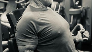 Aos 75 anos, Arnold Schwarzenegger pesa 110 quilos e consome 220 gramas de proteína por dia, sendo a maior parte vegetal — Foto: Reprodução