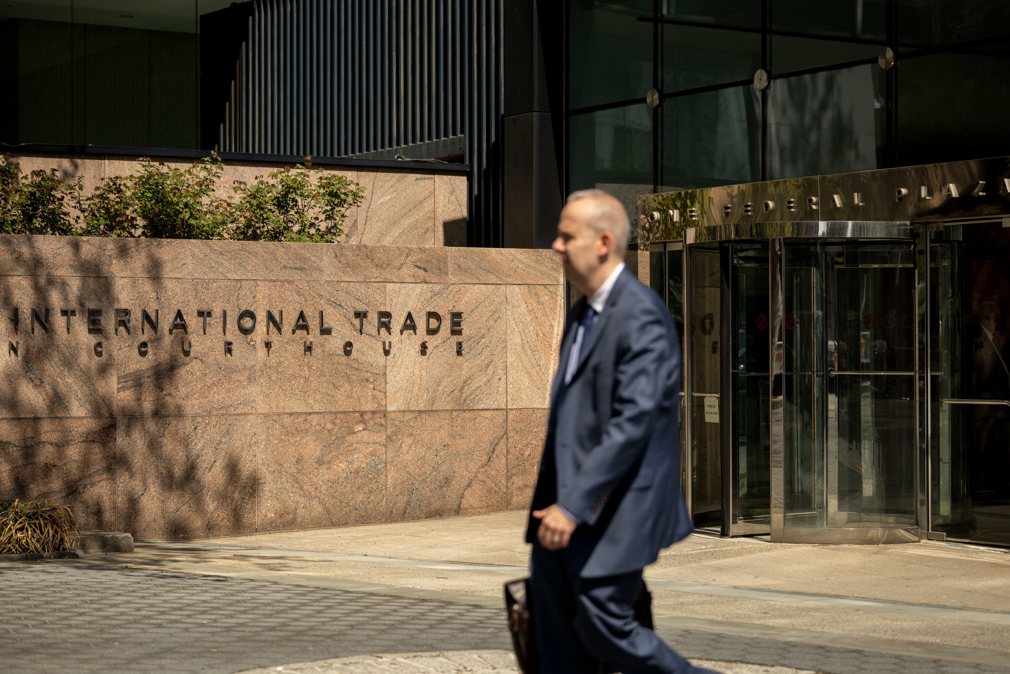 Legalidade das tarifas globais de 10% de Trump é discutida em audiência determinante