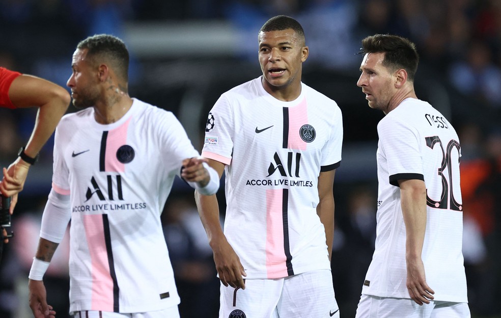 PSG tem uniformes com tons de rosa — Foto: KENZO TRIBOUILLARD / AFP