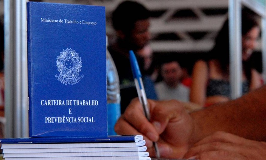 Número de pessoas com carteira assinada bate novo recorde