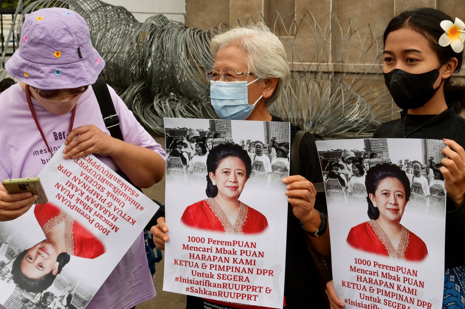 Ativistas em manifestação por direitos no Dia Internacional da Mulher, em 2023, em frente ao prédio do Parlamento em Jacarta, na Indonésia. Bay Ismoyo / AFP