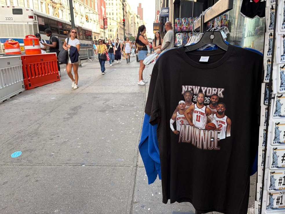 Camisa dos Knicks à venda nas ruas de Nova York — Foto: Rafael Oliveira