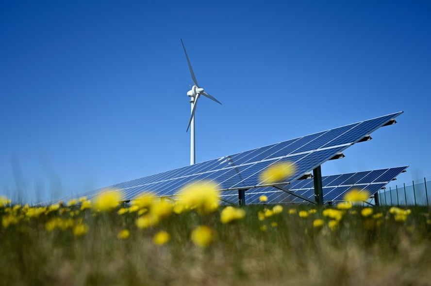 Turbina eólica e painéis solares para geração de energia.