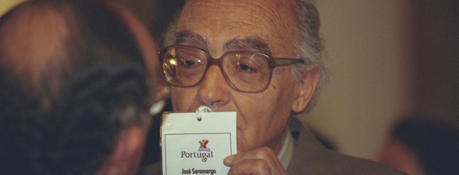 José Saramago, convidado de luxo em 1999 — Foto: Leo Aversa/ Agência O GLOBO